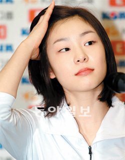 운동복 입고 회견 ‘피겨 여왕’ 김연아가 2일 서울 노원구 공릉동 태릉선수촌 국제스케이트장에서 열린 기자회견에서 현역 연장 의사를 밝히고 있다. 진로에 대한 
고민을 거듭하던 김연아는 이날 선수 생활을 계속하겠다는 결정을 내려서인지 홀가분한 모습이었다. 최혁중 기자 
sajinman@donga.com