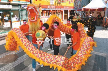 대구 중구 종로2가 화교거리에 중국 전통 용춤과 사자춤 공연이 열리고 있다. 이곳은 매년 10월 중국문화축제가 열려 다문화 소통공간으로 변한다. 대구 중구 제공