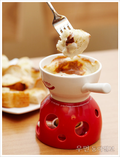 ▲ 치즈 퐁듀- 데워진 포트에 에멘탈과고다치즈를 끓여 바게뜨를 찍어먹을 수 있는 퐁듀.