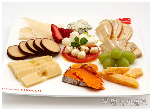 ▲ 치즈 플레이트- 자연 숙성시킨 유럽 각국의 명품치즈 9종을 한 접시에 담아낸 플레이트.