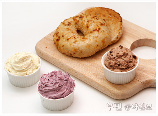 ▲ 베이글+크림치즈+아메리카노- 베이글에 발라 먹기 좋은 크림치즈는 연어, 바질, 레몬, 블루베리 등 15종 맛을 골라먹는 재미가 있다.