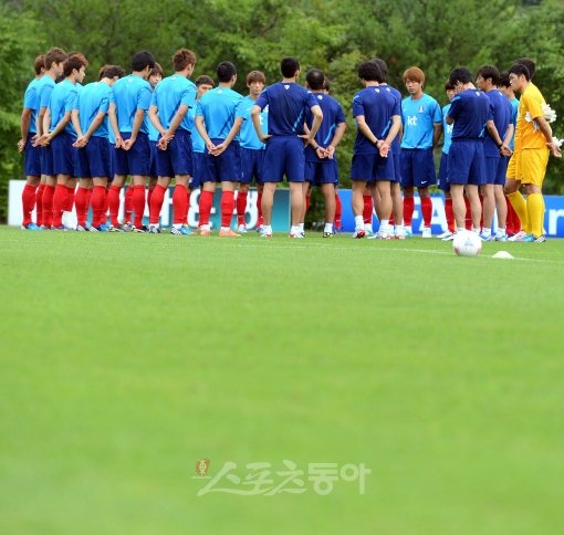 올림픽대표팀이 3일 파주NFC에서 오후 훈련을 마친 뒤 잠시 미팅을 갖고 있다. 홍명보 감독이 선수들에게 뭔가를 말하고 있다. 파주｜박화용 기자 inphoto@donga.com 트위터 @seven7sola