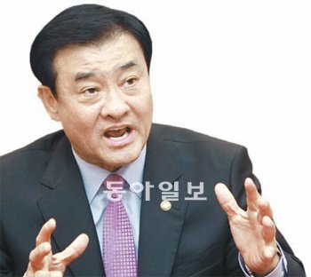 3일 국회 본청 의장실에서 본보와 인터뷰를 하고 있는 강창희 국회의장. 김동주 기자 zoo@donga.com