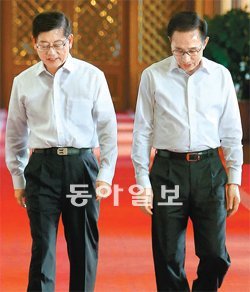 심각한 청와대 이명박 대통령(오른쪽)이 3일 청와대에서 열린 국무회의에 참석하기 위해 김황식 국무총리와 걸어가고 있다. 청와대사진기자단