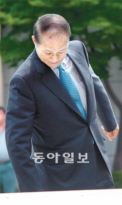 발을 헛디뎌… 이명박 대통령의 친형인 이상득 전 새누리당 의원이 저축은행과 기업에서 7억여 원의 불법 자금을 받은 경위를 조사받기 위해 3일 오전 서울 서초구 서초동 대검찰청에 들어서다 넘어질 듯 휘청거리고 있다. 최혁중 기자 sajinman@donga.com