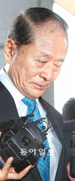 “정말 가슴 아프다” ‘권불오년(權不五年)’을 실감하는 듯 ‘형님’의 얼굴에 먹구름이 짙게 드리워 있다. 3일 오전 서울 서초구 서초동 대검찰청에 들어서는 이상득 전 새누리당 의원의 표정은 천둥 번개와 함께 소나기를 쏟은 이날 오후 서울 하늘처럼 어두웠다. 그는 기자들에게 “가슴이 아프다”고 했다. 최혁중 기자 sajinman@donga.com