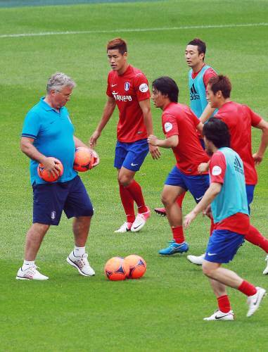 K리그 2012 올스타와 2002 월드컵대표팀이 맞붙는 프로축구 올스타전을 하루 앞둔 4일 오후 상암동 서울월드컵경기장에서 ‘팀 2002’ 선수들이 히딩크 감독과 함께 훈련을 하고 있다.(서울=연합뉴스)