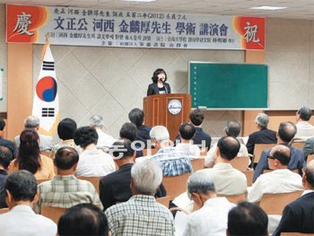 올해로 탄생 502주년을 맞이하는 하서 김인후 선생을 기리는 학술강연회가 4일 전남 장성군 황룡면 필암서원 집성관에서 유림과 주민 등 200여 명이 참석한 가운데 열렸다. 박영철 기자 skyblue@donga.com