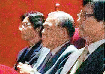 4일 서울 종로구 신문로2가 독립영화상영관 ‘인디페이스’를 찾은 현병철 국가인권위원장(가운데). 트위터 @55nina**