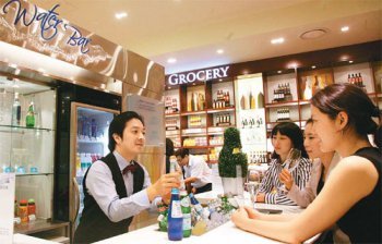 신세계백화점은 수입 생수의 인기가 높아지자 2009년부터 물 100여 종을 전문적으로 판매하는 ‘워터 바’를 부산 센텀시티점에 이어 서울 본점과 강남점 등 3개 점포에서 열고 있다. 신세계백화점 제공