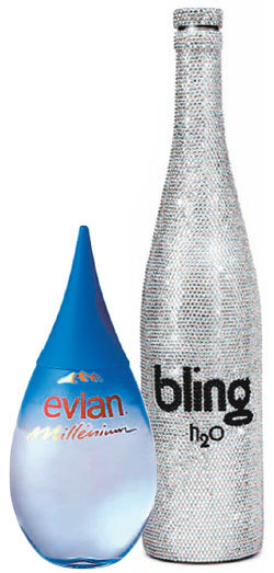 ▲수입 생수의 인기는 날이 갈수록 높아지고 있다. 왼쪽은 2000년 출시돼 독특한 디자인으로 사랑받은 에비앙, 오른쪽은 현재 2600달러에 팔리고 있는 블링에이치투오의 제품. 각 업체 제공