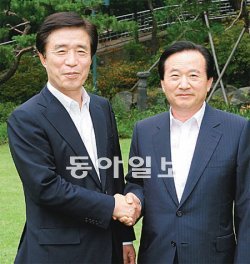김범일 대구시장(왼쪽)과 강운태 광주시장이 광역시장협의회에서 만나 악수를 하고 있다. 대구시 제공