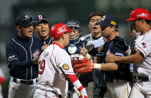 3일 광주에선 KIA 나지완(왼쪽 3번째)과 두산 프록터 사이에 촉발된 빈볼 시비로 인해 벤치클리어링이 벌어졌다. 그리고 속개된 
경기 도중 두산 김현수는 외야에서 중·고교 2년 선배인 나지완에게 욕설을 했다. 급기야 5일 두산 고창성이 SNS를 통해 나지완을
 조롱하면서 파장은 더욱 커지고 있다. 사진제공｜