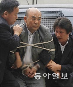 꽁꽁 묶인 ‘무단 방북’ 무단 방북한 지 104일 만인 5일 귀환한 노수희 조국통일범민족연합 남측본부 부의장(가운데)을 경찰이 체포해 경기 파주경찰서로 압송하고 있다. 이날 국가정보원과 경찰청 보안국은 그가 판문점 군사분계선(MDL)을 넘어온 직후 체포영장을 집행했다. 파주=김재명 기자 base@donga.com