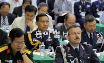공군과 세종연구소가 주최하고 동아일보가 후원하는 ‘제15회 항공우주력 국제학술회의’
가 5일 서울 영등포구 신길동 공군회관에서 열렸다. 각국의 한국 주재 무관들도 참석해
토론을 경청했다. 원대연 기자 yeon72@donga.com
