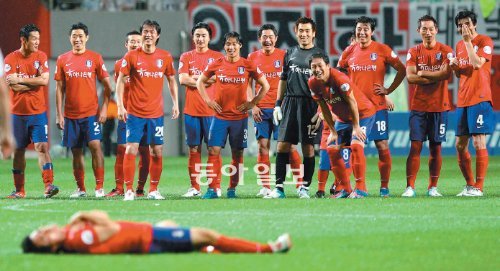 10년 전 그때 그 얼굴들 5일 서울월드컵경기장에서 열린 2002 월드컵 대표팀 초청 프로축구 올스타 경기 하프타임에 열린 승부차기 이벤트 때 키커로 나서려던
 2002 대표팀의 김태영(누워 있는 선수)이 승부차기가 종료됐다는 장내 아나운서의 잘못된 멘트가 나오자 그라운드에 드러누워 
버렸다. 이를 지켜본 동료들은 재미있다는 듯 활짝 웃고 있다. 아나운서가 실수를 정정한 뒤 김태영은 키커로 나서 승부차기 슛을 
성공시켰다. 장승윤 기자 tomato99@donga.com