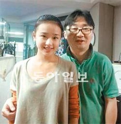 ‘리듬체조 요정’ 손연재(왼쪽)가 어릴 적부터 자신의 몸을 관리해 준 송재형 트레이너와 포즈를 취했다. 송재형 씨 제공