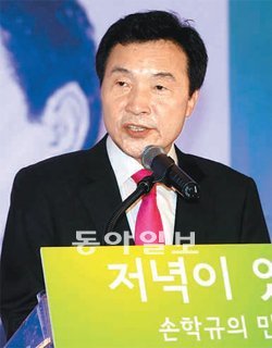 손학규 민주통합당 상임고문이 5일 서울 세종문화회관에서 열린 출판기념회에서 “국민을 뭉치게 하는 통합의 대통령이 되겠다”고 말했다. 변영욱 기자 cut@donga.com