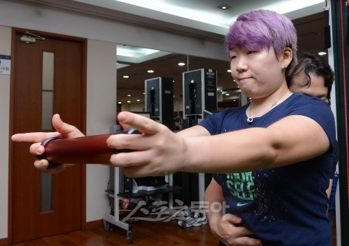 ‘지존’ 신지애가 청야니에게 빼앗긴 세계랭킹 1위 탈환을 목표로 재활에 매진하고 있다. 깁스로 인해 무너진 근육의 밸런스를 맞추기
 위한 근력 훈련은 물론 스윙 훈련도 병행하기 시작했다. 빠르면 7월 중순 복귀할 수 있다. 김종원 기자 won@donga.com
 트위터 @beanjjun