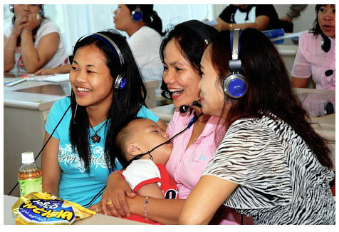 [전남 담양군 여성회관 컴퓨터실에서 온라인 한국어 강의 이용법을 경청하는 결혼이민자들]
