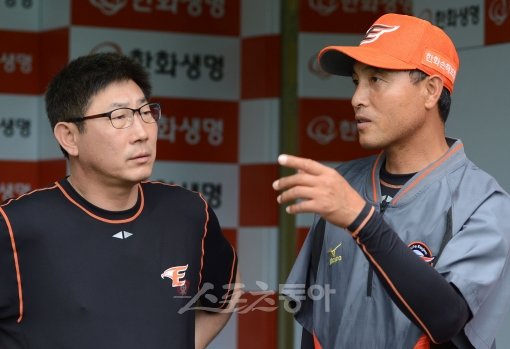 한화 송진우 신임 1군 투수코치(오른쪽)가 6일 대전구장에서 한대화 감독과 이야기하고 있다. 팀 레전드 출신 송 코치는 긍정적인 분위기로 한화가 반전을 이끌어내는데 일조하겠다는 각오다. 대전｜김민성 기자 marineboy@donga.com 트위터 @bluemarine007