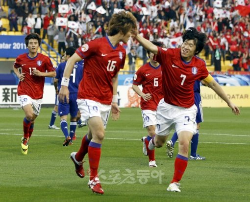 박지성과 기성용이 한솥밥을 먹을 수 있을까. 박지성의 QPR 입단이 기정사실화 된 가운데 QPR이 셀틱 기성용과도 협상을 하고 
있는 것으로 알려져 귀추가 주목된다. 지난 해 카타르 아시안컵에서 나란히 뛰고 있는 두 선수. 16번이 기성용. 스포츠동아DB