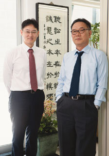 조승식 변호사(오른쪽)와 아들 조용빈 변호사.