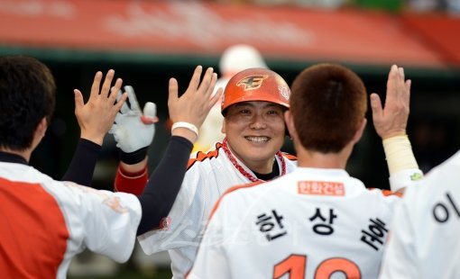 김태균의 날이었다. 한화 김태균은 8일 대전 SK전에서 연타석 홈런을 날리며 역대 18번째 개인통산 200홈런을 비롯해 2000루타와 600득점 기록을 동시에 세웠다. 김태균이 8회말 무사에서 최진행에 이어 백투백 홈런을 친 후 동료들과 기뻐하고 있다. 대전｜김민성 기자 marineboy@donga.com 트위터 @bluemarine007