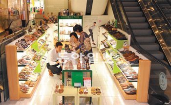 신세계백화점 본점 내 여성캐주얼 매장에 자리 잡은 구두 브랜드 ‘네오리즘’ 매장. 에스 컬레이터 옆 자투리 공간을 활용한 머천다이징을 선보이면서 매출 효율을 극대화했다. 신세계백화점 제공