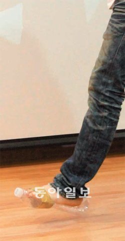 푹신하고 저렴한 페트병 신발 반짝 7일 프레젠테이션을 하던 정용현 씨가 직접 만들어 신어 보인 개량 페트병 신발. 굿네이버스 제공