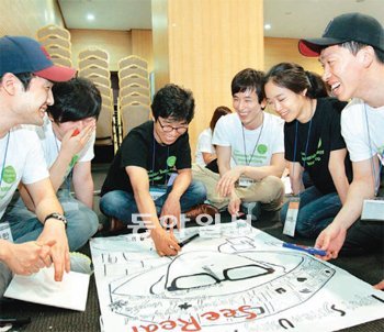 ‘적정기술 이노베이션 캠프’ 첫날인 6일 이성범 굿네이버스 적정기술센터장(왼쪽에서 세
번째)이 대학생 참가팀 ‘시리얼(See Real)’의 아이디어 보드를 보며 코치해 주고 있다. 이
팀은 지체장애인을 위한 저렴한 안구인식 시스템을 아이디어로 제출했다. 굿네이버스 제공