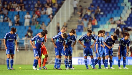 8일 저녁 수원월드컵경기장에서 열린 프로축구 2012K리그 수원삼성과 경남FC의 경기에서 경남이 3-0으로 완승을 거뒀다. 경기종료 후 수원 선수들이 관중들에게 인사를 하고 있다. 수원ㅣ박화용 기자 inphoto@donga.com 트위터 @seven7sola