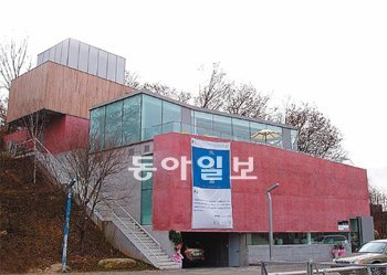 콘크리트에 액상 안료를 섞어 색을 입힌 경기 파주 헤이리 식물감 각미술관. 우신 피그먼트 제공