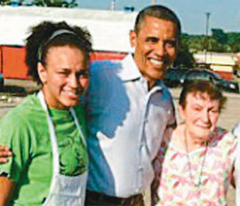 미국 오하이오 주에 사는 조세핀 앤 해리스씨(오른쪽)가 6일(현지 시간) 자신의 레스토랑을 예고 없이 방문한 버락 오바마 대통령과 함께 기념촬영을 했다. 사진 출처 뉴욕포스트