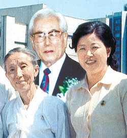 합성사진으로 만난 아버지와 어머니 박인숙 씨가 서울에 남겨둔 사진. 박 씨는 1980년대 북한에서 어머니(왼쪽)와 함께 찍은 사진에 남쪽에서 구한 아버지의 사진을 합성해 보관해왔다. 아버지와 떨어져 지낸 시절의 아픔과 그리움을 합성사진으로나마 달래려 한 듯하다.