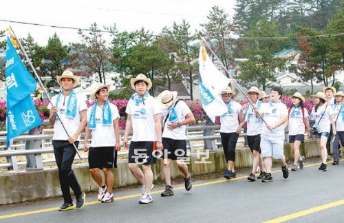 ‘사람에게서 사람으로-파워릴레이’ 걷기 행사에 참여한 두산중공업 임직원들이 7일 부산 기장군 고리 원전 인근 지역을 걷고 있다. 두산그룹 제공