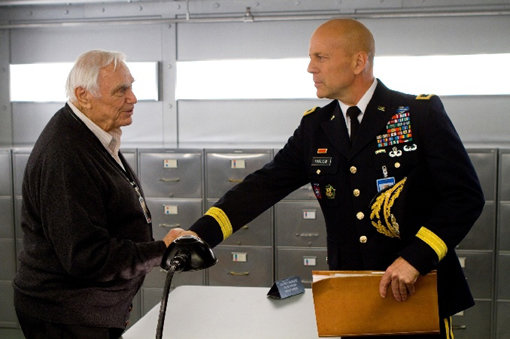 美 배우 어네스트 보그나인(왼쪽)이 타계했다. (사진출처=영화 ‘레드’ 스틸컷)