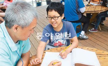 강원 어론초 4학년 박준상 군과 아버지 박순 씨는 최근 ‘아버지와 자녀 동반 체험활동’ 프로그램에 참여했다.