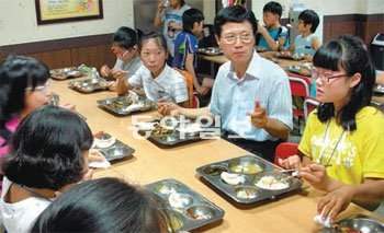 경기 오정초 채일형 교장은 밥상머리교육의 일환으로 정기적으로 학생들과 점심식사를 함께하며 대화를 나눈다.