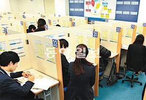 서울 강남구 대치동 에듀코치 대치본점에서 수강생들이 튜터와 일대일로 질문학습법 지도를 받고 있다. 에듀코치 제공