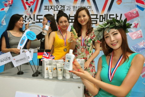 휴가철을 맞아8일 신촌에서 글락소스미스클라인(GSK)이 일반인을 대상으로 보습관리에 대한 정보를 제공하고 피부 수분도를 측정하는 이벤트를 진행하고 있다.
