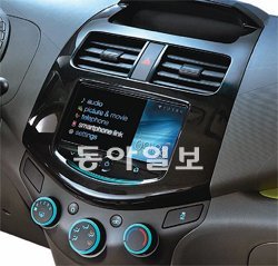 CD플레이어를 없애고 인포테인먼트 시스템인 ‘마이링크’를 설치한 북미형 ‘2013년형 쉐보레 스파크’. 한국GM 제공