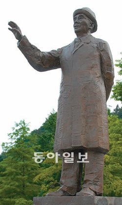 포스텍 노벨동산에 지난해 12월 세워진 박태준 전 포스코 명예회장 조각상. 그의 삶과 경영철학에 대한 재조명이 활발하게 추진되고 있다. 이권효 기자 boriam@donga.com