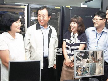 최영수 크레텍책임 대표(왼쪽에서 두 번째)가 회사 물류시스템을 관리하는 통합정보센
터를 찾아 직원들과 이야기를 나누고 있다. 장영훈 기자 jang@donga.com