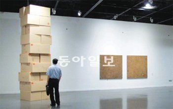 한국 미술계를 지탱하는 50, 60대 작가를 조명한 ‘히든 트랙’전에서 사진가 강홍구 씨가 빈 박스를 쌓아올린 작품을 선보이는 등 19명의 작가가 창작 욕망을 공개했다. 고미석 기자mskoh119@donga.com