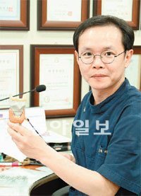 강북서울외과 이기문 원장이 갑상샘 부위의 모형을 손에 들고 병에 대해 설명하고 있다. 강북서울외과 제공