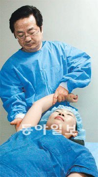 정동병원 김창우 대표원장이 오십견으로 진단받은 환자에게 수면 운동요법을 시행하고 있다. 정동병원 제공