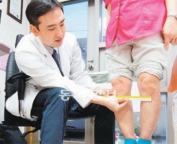 중년 여성의 휜 다리는 관절 건강의 이상 신호일 수 있다. 연세사랑병원 권오룡 원장이 오자형 다리로 병원을 찾은 환자를 진찰하고 있다. 연세사랑병원 제공