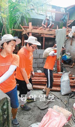 부산외국어대생들이 2일 필리핀 마닐라 인근 빈민촌에서 현지 주민들을 위해 사랑의
집짓기 봉사활동을 벌이고 있다. 부산외대 제공