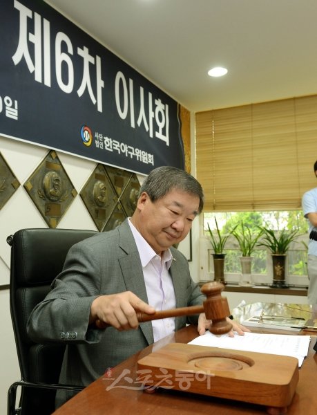 10일 오전 서울 도곡동 한국야구위원회(KBO)에서 대회의실에서 신인지명 제도 개선 및 야구 저변 확대방안 이사회가 열렸다. 구본능 총재가 회의 주재하고 있다.
박화용 기자 inphoto@donga.com 트위터 @seven7sola